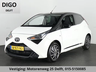Hoofdafbeelding Toyota Aygo Toyota Aygo 1.0 VVT-i X-PLAY BITONE CARPLAY NAVI AIRCO. CAMERA. BLUETOOTH.