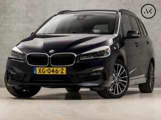 BMW 2 Serie Gran Tourer 218i Sportline High Executive 7 Persoons Automaat (GROOT NAVI, VIRUAL COCKPIT, CAMERA, HEAD-UP DISPLAY, CLIMATE, STOELVERWARMING, ARMSTEUN, SPORTSTOELEN, ZWART HEMEL, BLUETOOTH, CRUISE, LED, NIEUWE APK, NIEUWSTAAT)