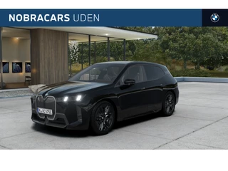BMW iX xDrive45 M Sport / Panoramadak Sky Lounge / Trekhaak / M Multifunctionele Stoelen / Parking Assistant Professional / Active Steering