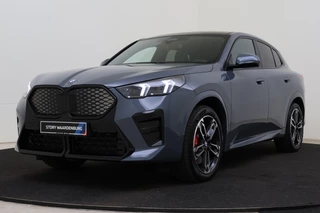 Hoofdafbeelding BMW iX2 BMW iX2 eDrive20 M Sport / Panoramadak / Trekhaak / Sportstoelen / Achteruitrijcamera / M Adaptief onderstel / Comfort Access / Adaptieve LED / Harman-Kardon / Stoelverwarming