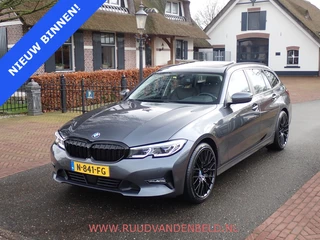 BMW 3 Serie Touring 318i Business Edition Plus PANO / TREKHAAK / VERWARMD STUURWIEL + 4 STOELEN