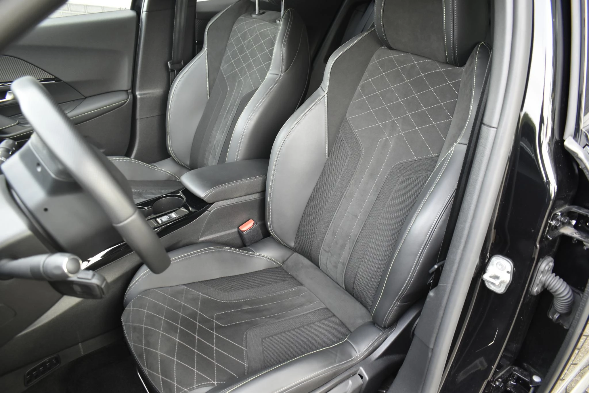 Hoofdafbeelding Peugeot e-2008