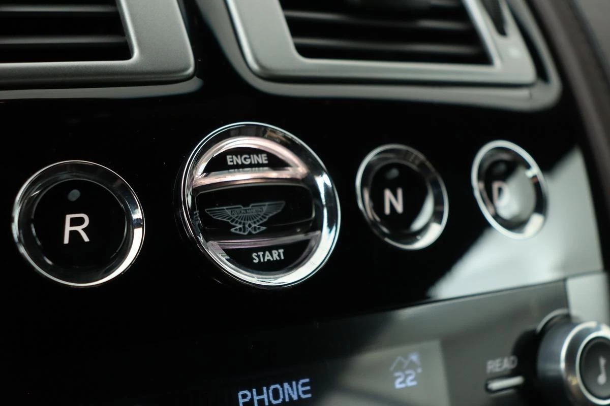 Hoofdafbeelding Aston Martin V12 Virage