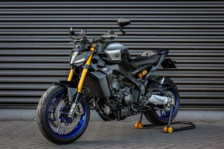 Yamaha Tour MT-09 SP ABS 119PK 2025 / 470KM / DEMO / COMPLETE DOCUMENTATIE / CUSTOM SC EXHAUST / QUICK SHIFT / DIRECT RIJDEN /FULL