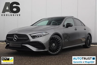 Hoofdafbeelding Mercedes-Benz A-Klasse Mercedes-Benz A-klasse 180 AMG Line Night Pakket Automaat Panoramadak 19 inch Keyless Sfeerverlichting Burmester Carplay Navigatie Camera Half Leder Stoelverwarming NAP! Dealer onderhouden!