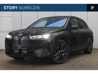 Hoofdafbeelding BMW iX BMW iX xDrive40 High Executive / Sportpakket / Panoramadak Sky Lounge / Trekhaak / Laserlight / Soft-Close / Multifunctionele Stoelen / Active Steering