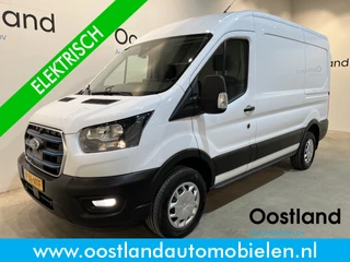 Hoofdafbeelding Ford E-Transit Ford E-Transit 350 L2H2 Trend 68 kWh / 100% Elektrisch !! / Airco / Cruise Control / CarPlay / Camera / Navigatie / 3-Zits / 5.300 KM !!
