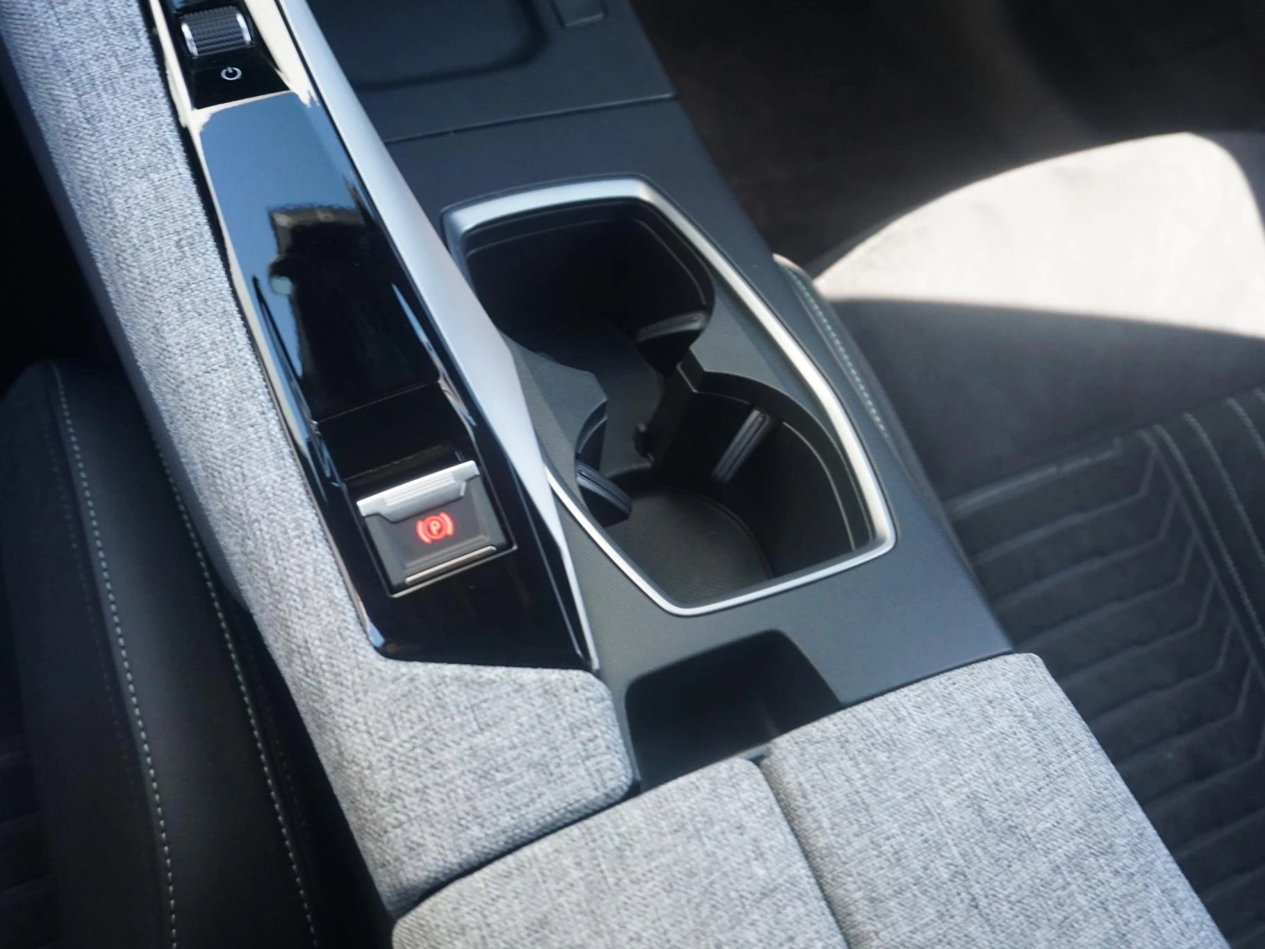 Hoofdafbeelding Peugeot e-5008