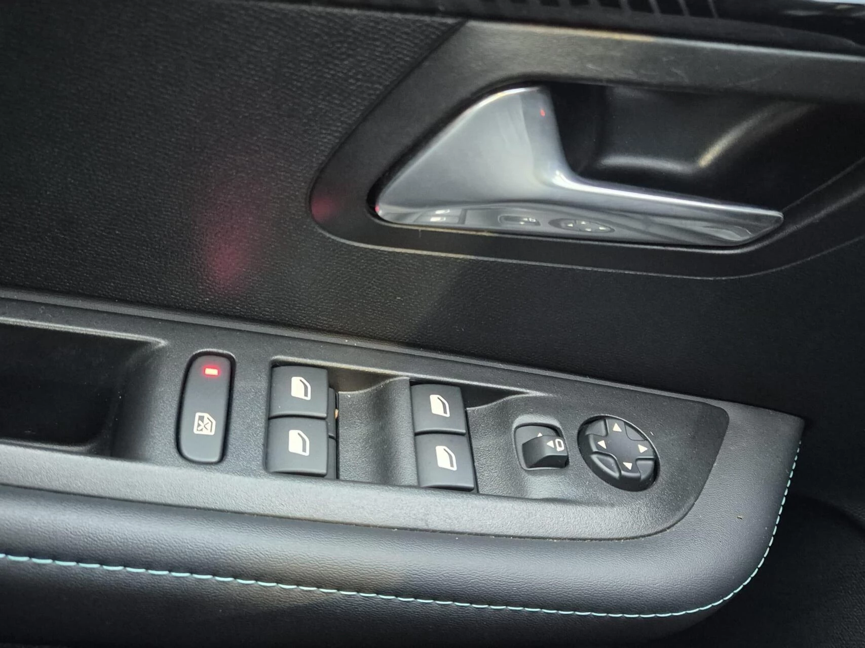 Hoofdafbeelding Peugeot e-208