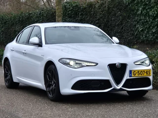 Hoofdafbeelding Alfa Romeo Giulia Alfa Romeo Giulia 2.0 T AWD Veloce 280 PK Automaat Line Assist Camera Rood Leder Stuurverwarming