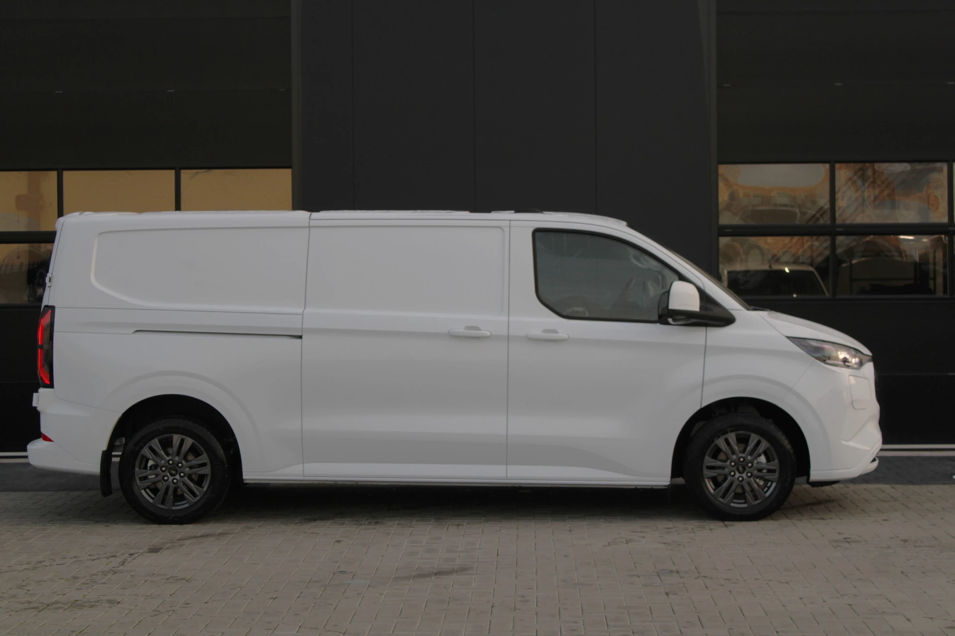 Hoofdafbeelding Ford E-Transit Custom