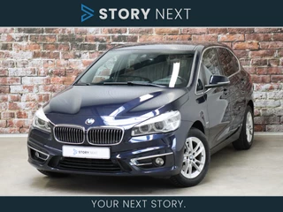 BMW 2 Serie Active Tourer 218i High Executive Luxury Line Automaat / Navigatiesysteem Plus / Leder / Driving Assistant / Harman Kardon / Climate Control / Stoelverwarming / Head-Up Display / LED / Parkeersensoren / Bluetooth / Cruise Control / Lichtpakket / 16 Inch / Extra Getint Glas