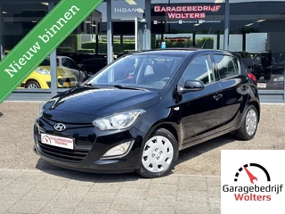 Hoofdafbeelding Hyundai i20 Hyundai i20 1.2i Black pack stoelverw. airco 5drs nw apk
