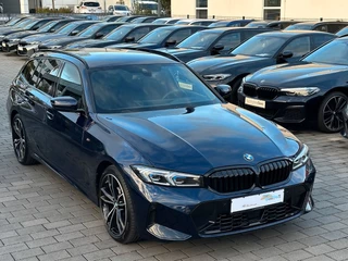 BMW 3 Serie Touring 320d xDrive M-SPORT ** LED, NAVI+, HALF-LEDER, VERW. STUUR, HuD, TREKH, 19-inch LMV, TANSANIT BLAU ** 1e EIG - UNFALLFREI ** ** INFORMEER OOK NAAR ONZE AANTREKKELIJKE FINANCIAL-LEASE TARIEVEN **