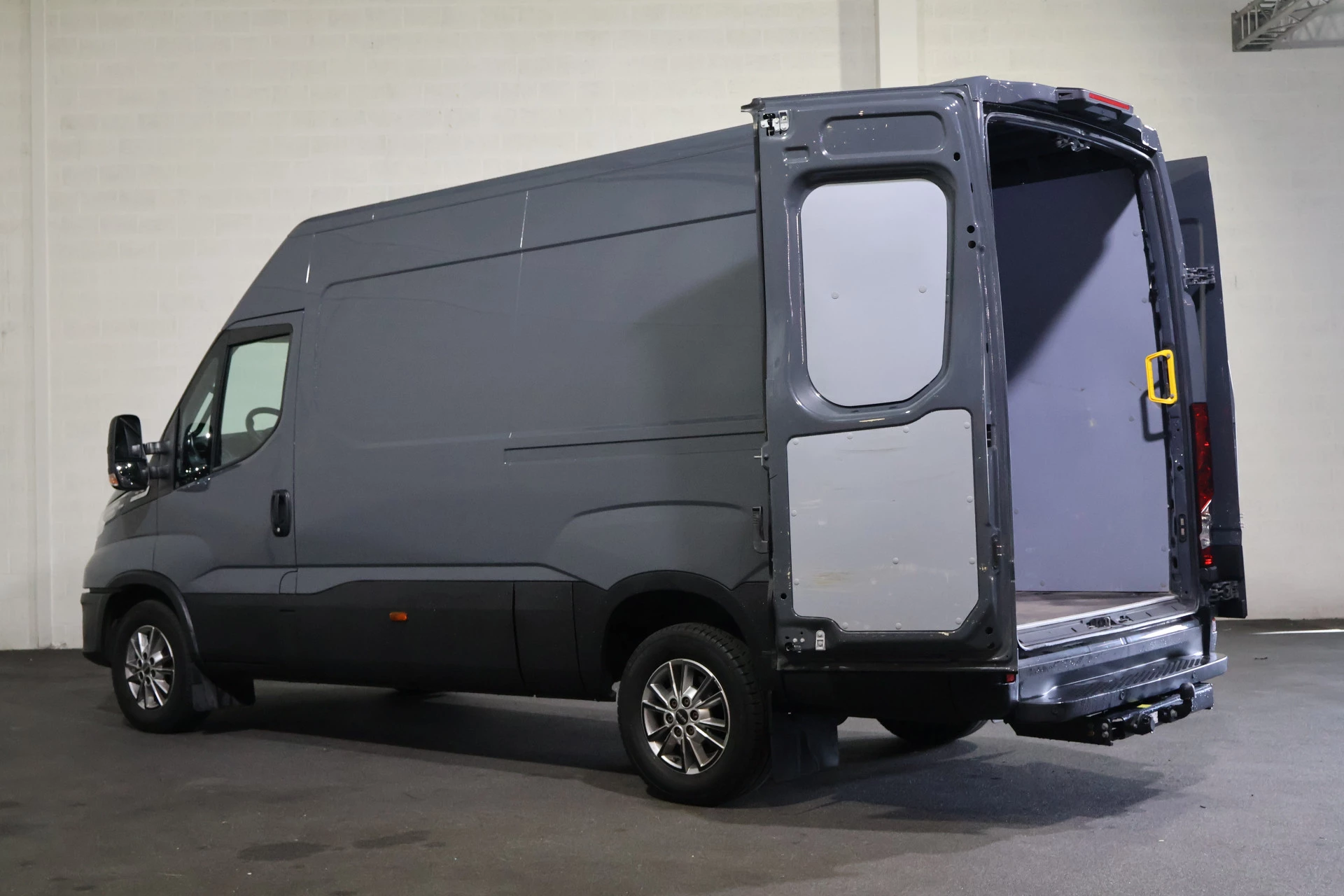 Hoofdafbeelding Iveco 35S18 L2 H2 Automaat Airco Navigatie 3.5T Trekhaak