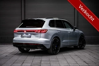 Hoofdafbeelding Volkswagen Touareg Volkswagen Touareg R 3.0 TSi eHybrid 4MOTION | Panodak | Dynaudio | Massage | Nachtzicht | Trekhaak | 22 inch | Direct leverbaar |