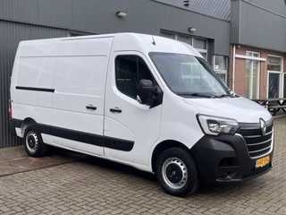 Renault Master T35 2.3 dCi 135 L2H2 Airco Cruise controle Telefoonverbinding Parkeersensoren achter 3-Persoons Navigatiesysteem Schuifdeur Euro 6