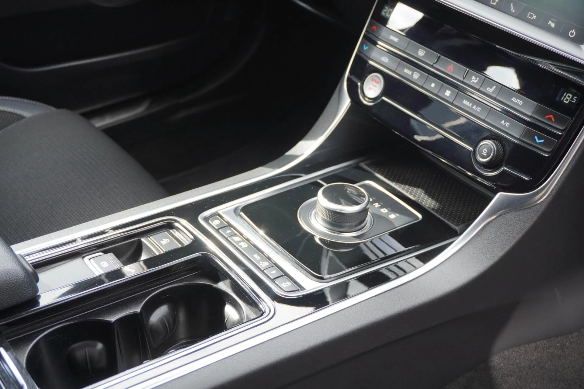 Hoofdafbeelding Jaguar XE