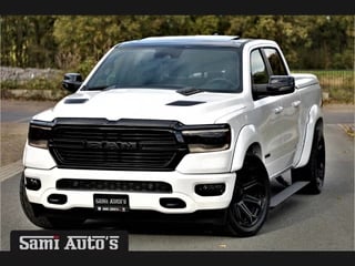 Dodge Ram 1500 LARAMIE NIGHT | BOM VOL | LPG | HUD | VIRTUAL | LUCHTVERING | DEKSEL | PANORAMADAK | BRIGHT WIHTE | 5.7 V8 HEMI 402PK 4x4 | CREWCAB 5 PERSOONS | GRIJSKENTEKEN | VOORRAAD NR 2147 - 4802