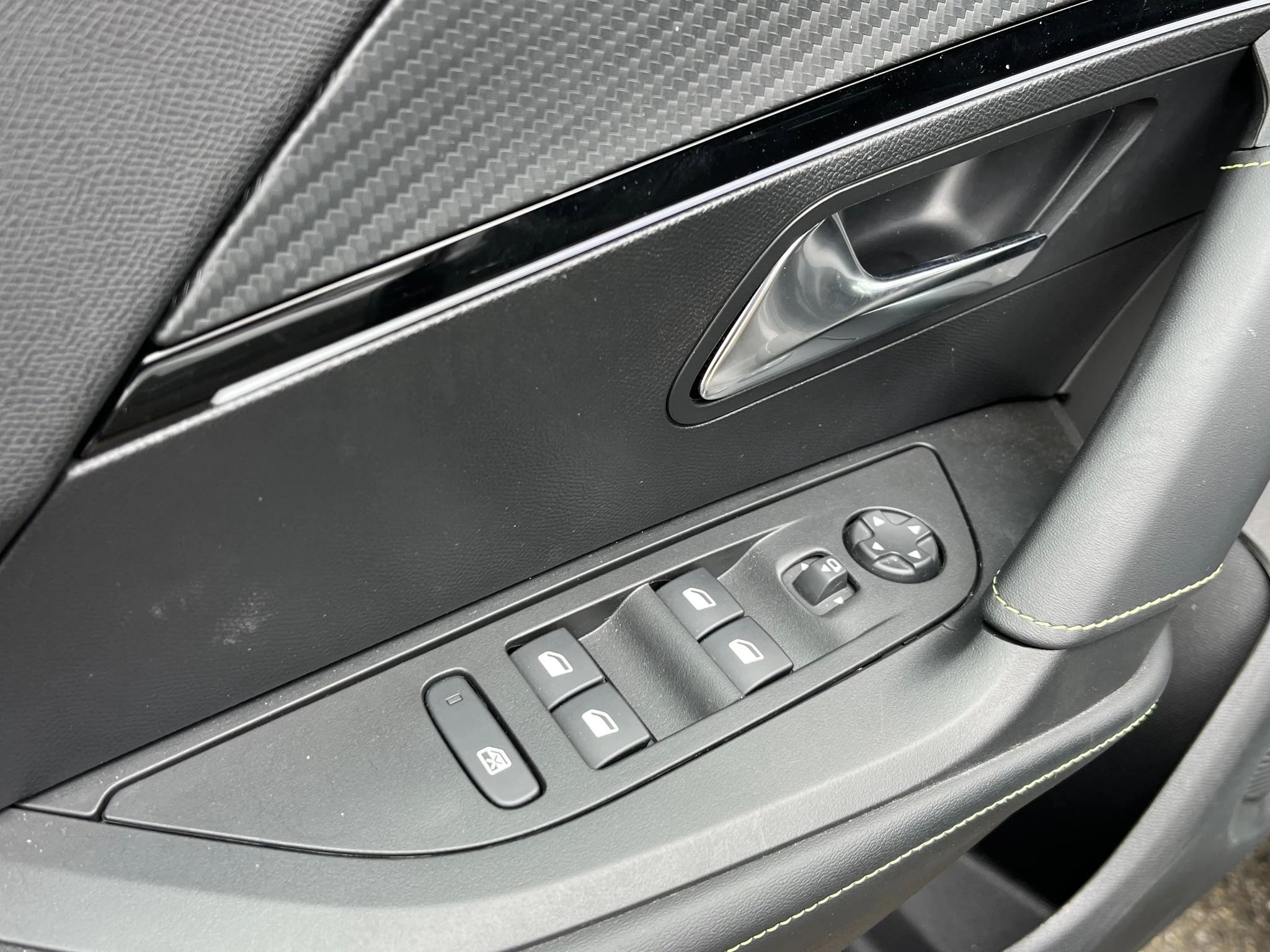 Hoofdafbeelding Peugeot e-2008