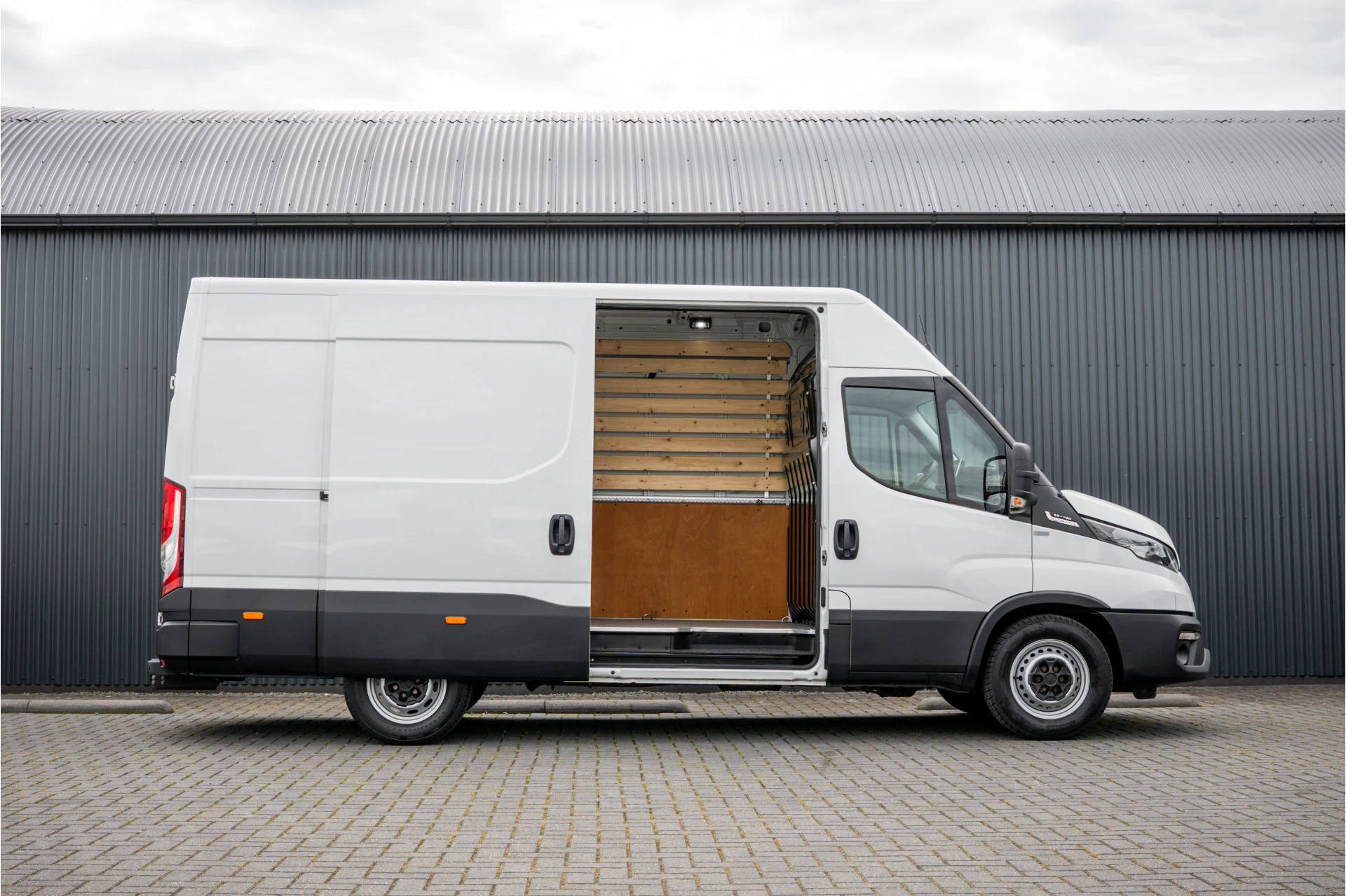 Hoofdafbeelding Iveco 35S18 | 3.0L 180PK | Automaat | NW MODEL | 3.5T Trekgewicht | Camera | Carplay | Climate