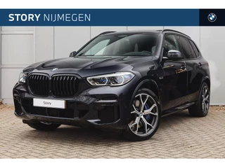 Hoofdafbeelding BMW X5 BMW X5 xDrive45e High Executive M Sport Automaat / Panoramadak / Trekhaak / Sportstoelen / Laserlight / Soft-Close / Parking Assistant Plus / Head-Up / Comfort Access