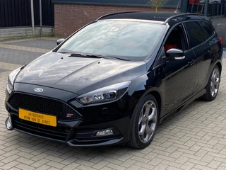 Hoofdafbeelding Ford Focus Ford Focus Wagon 2.0 ST 250 PK NIEUWSTAAT XENON LED NAVI CRUISE CLIMA KEYLESS PDC