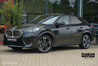 BMW iX2 eDrive20 67 kWh | M-Sport | Camera | Pano | Donkere hemel | Stoel en stuurwielverw. | Draadloos telefoon laden | CarPlay | 19 Inch | DAB+