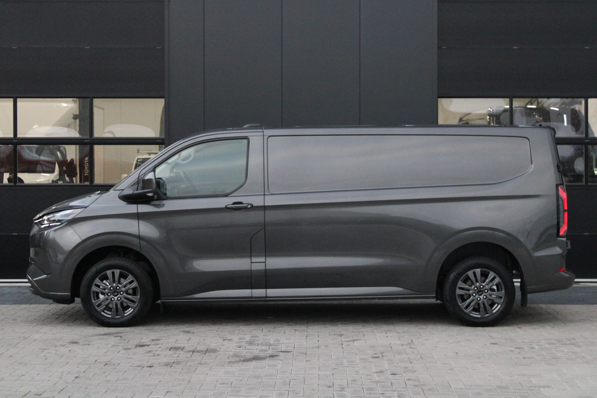 Hoofdafbeelding Ford E-Transit Custom