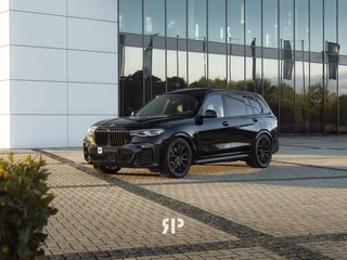 Hoofdafbeelding BMW X7 BMW X7 M50i I Panorama I 23" Concaver I Harman Kardon