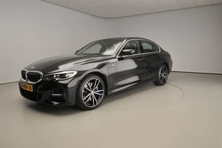 BMW 3 Serie Sedan 330e | M-Sportpakket | LED | Leder | HUD | Stoelverwarming | Chrome line | DAB | Harman-kardon sound | Alu 19 inch