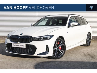 Hoofdafbeelding BMW 3 Serie BMW 3 Serie Touring 318i High Executive M Sport Automaat / Panoramadak / Sportstoelen / Adaptieve LED  / Comfort Access / Parking Assistant / M Sportonderstel / Live Cockpit Professional