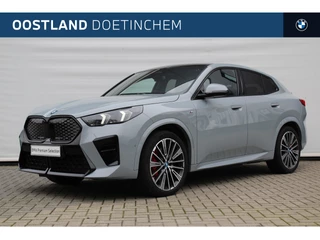 BMW iX2 eDrive20 M Sport / Panoramadak / Sportstoelen / M Adaptief onderstel / Comfort Access / Achteruitrijcamera / Adaptieve LED / Stoelverwarming
