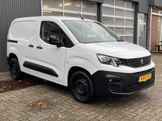 Hoofdafbeelding Peugeot Partner Peugeot Partner 1.5 BlueHDi 102pk Airco Cruise controle Trekhaak 1000kg trekgewicht Parkeerhulp achter en voor Camera Schuifdeur Telefoonverbinding Multimedia Android Apple carplay 2-Persoons 1e eigenaar  Euro 6