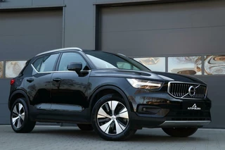Hoofdafbeelding Volvo XC40 Volvo XC40 1.5 T4 211PK Recharge Inscription Harman/Kardon Trekhaak Dab+  AppleCarplay Chroom Led 69000KM BJ2021