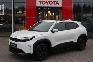 Hoofdafbeelding Toyota Urban Cruiser Toyota Urban Cruiser EXECUTIVE 61KWH PANODAK JBL-AUDIO 360°CAMERA 19"LM-VELGEN LED-PRISMA STOEL/STUURVERWARMING DIRECT LEVERBAAR!