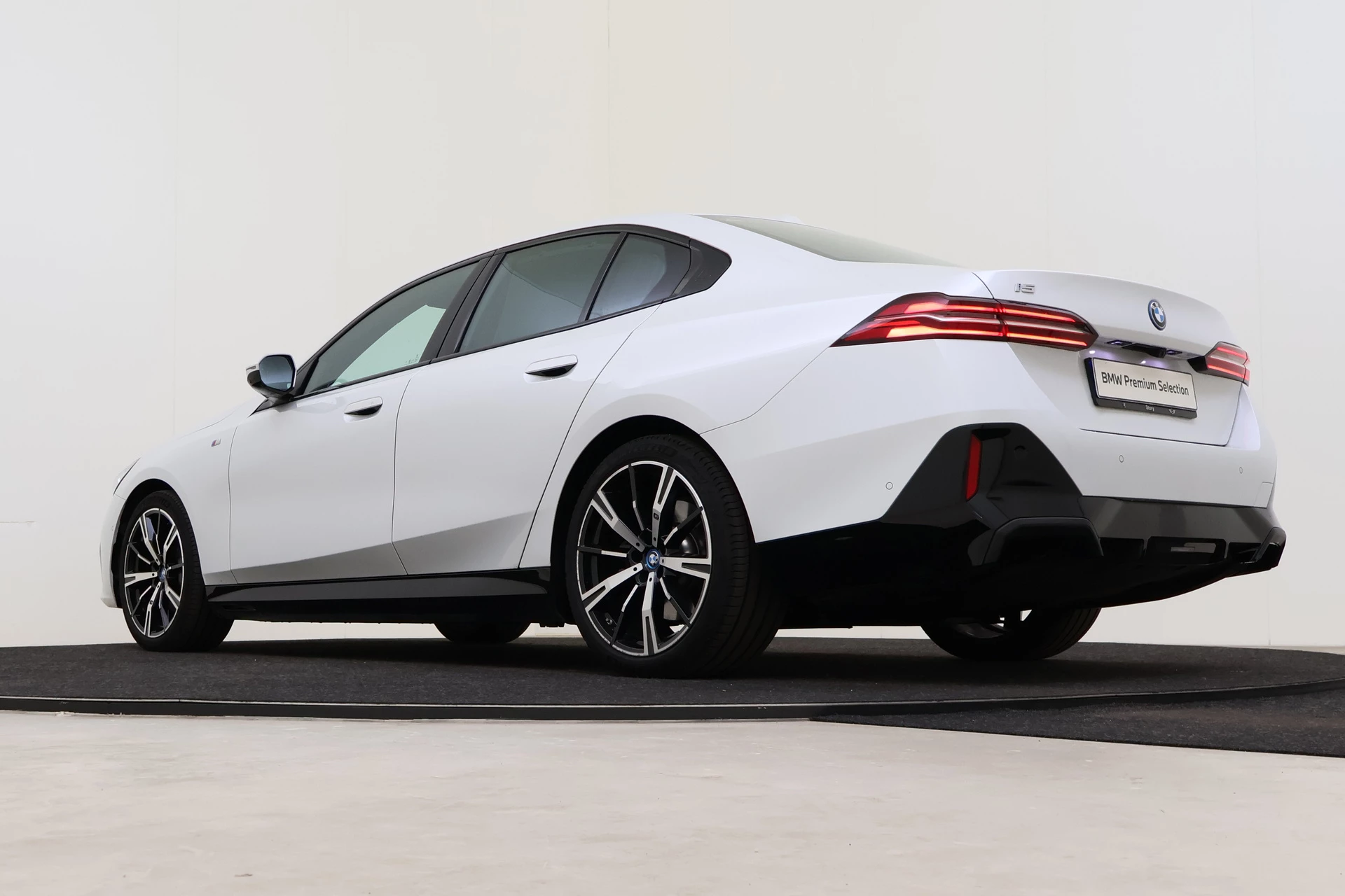 Hoofdafbeelding BMW i5