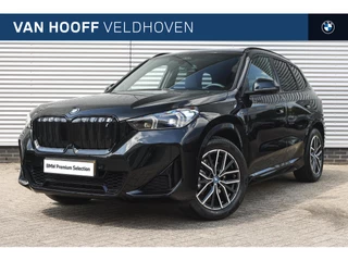 Hoofdafbeelding BMW iX1 BMW iX1 eDrive20 M Sport / Panoramadak / Sportstoelen / Comfort Access / M Adaptief onderstel / Adaptieve LED / Parking Assistant Plus / Head-Up / Live Cockpit Professional