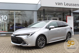 Hoofdafbeelding Toyota Corolla Touring Sports Toyota Corolla Touring Sports HYBRID 140 EL-ACHTERKLEP STOEL-STUUR & RUITENWISSERS VERW. PARK.SENSOREN V+A KEYLESS HALF-LEDER