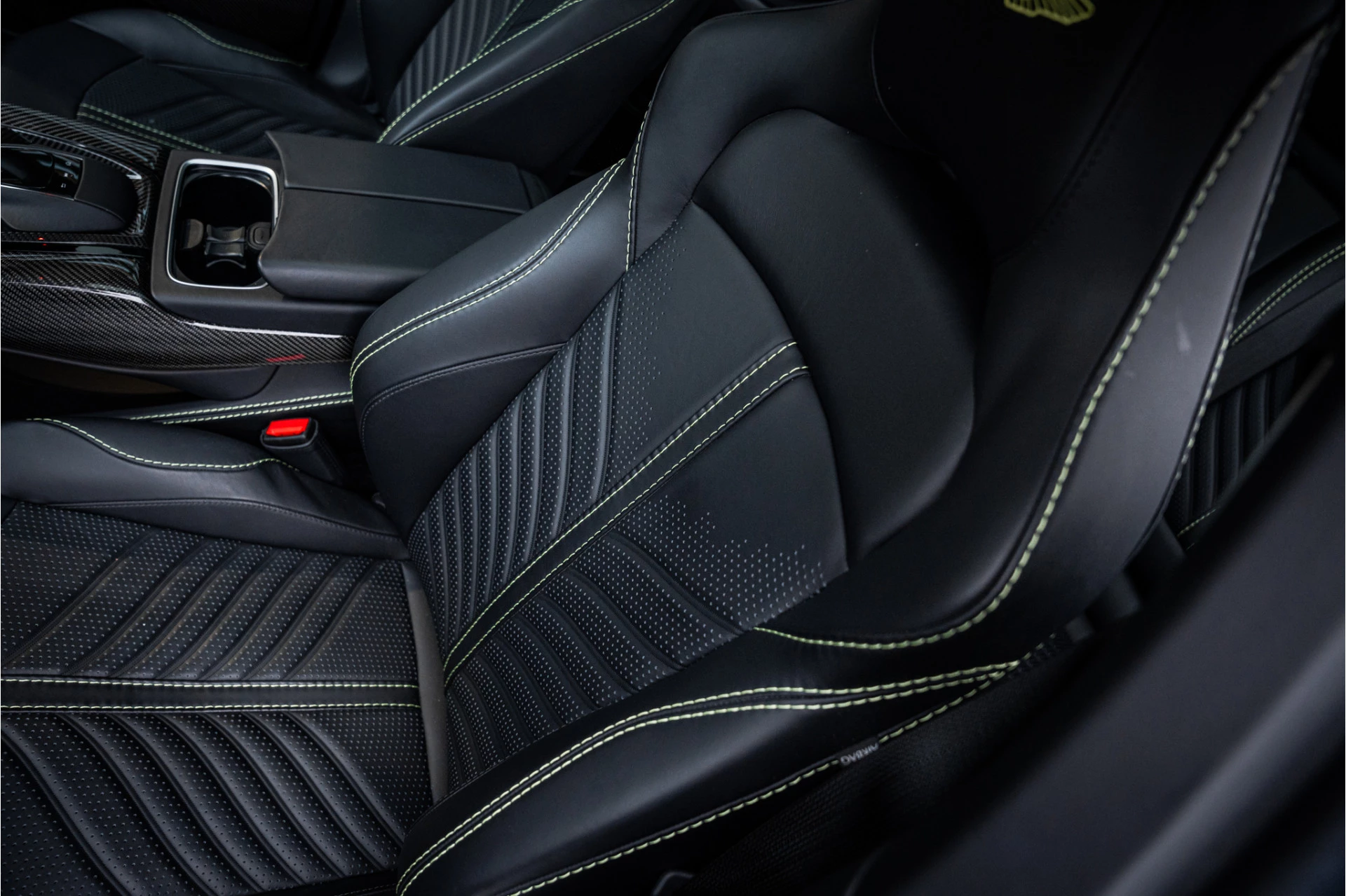 Hoofdafbeelding Aston Martin DBX