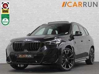 BMW X1 18i M-Sport | Panorama | Sportstoelen | Keyless-Entry | Sfeerverlichting | Achteruitrij-Camera | Carplay | Full-LED | Black-Optic | Getint Glas | Stoelverwarming | Draadloos Laden |