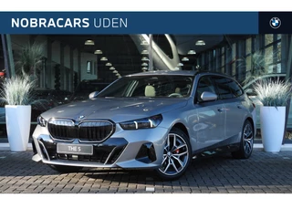 Hoofdafbeelding BMW 5 Serie BMW 5 Serie Touring 520i M Sport Automaat / Trekhaak / Adaptieve LED / Comfort Access / Parking Assistant Plus / Live Cockpit Professional / Stuurverwarming