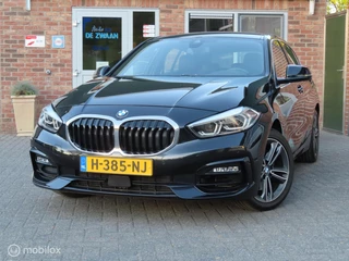BMW 1-serie 118i Sport High Executive|Sport stoelen leder|Zwarte hemelbekleding|Stoelverwarming|Sfeerverlichting|Carplay.