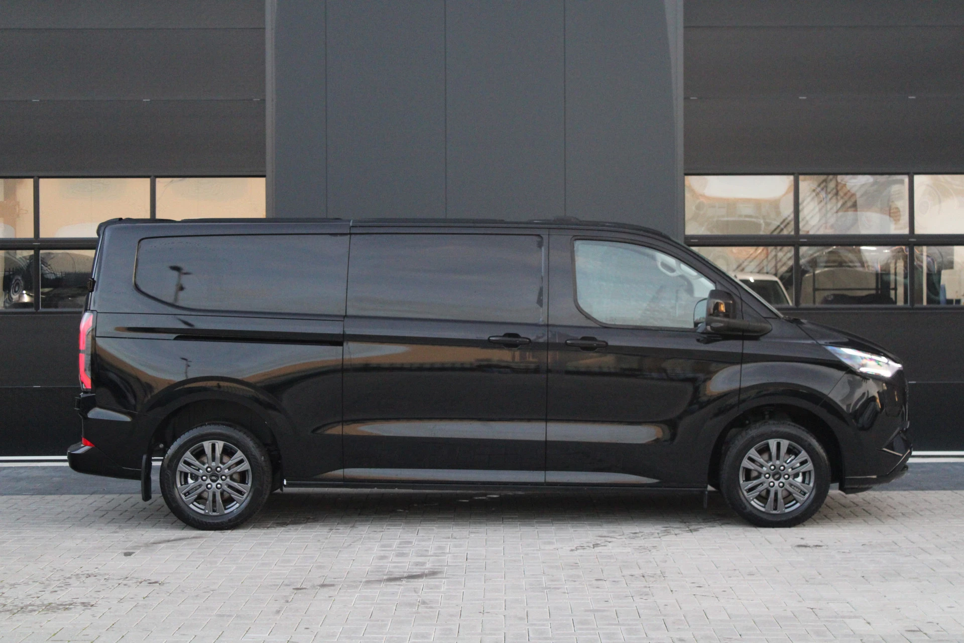Hoofdafbeelding Ford E-Transit Custom