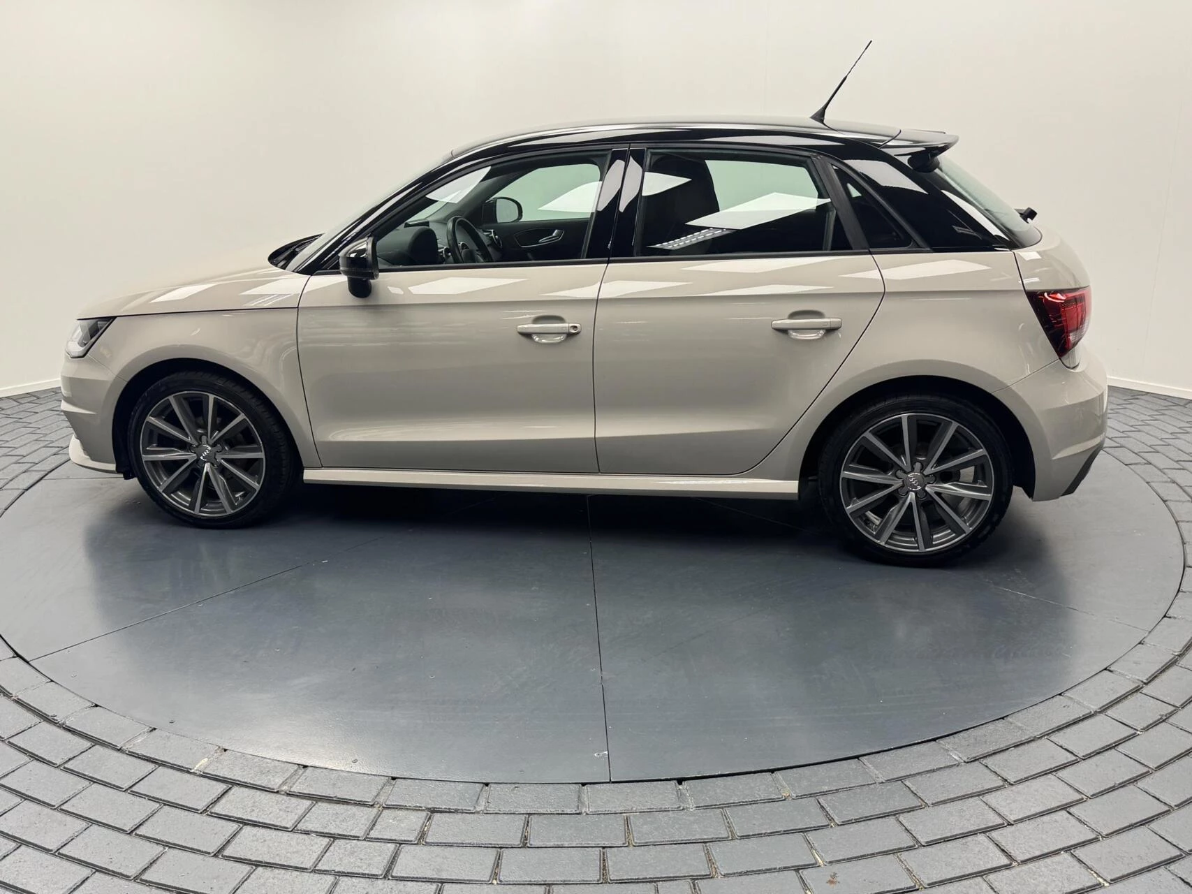 Hoofdafbeelding Audi 1.0 TFSi S-Line Airco-Navigatie-Cr.contr-Lm17''velgen