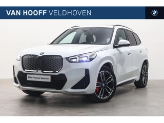 BMW iX1 eDrive20 High Executive M Sport / Trekhaak / Panoramadak / Sportstoelen / Comfort Access / Adaptieve LED / Head-Up / Parking Assistant Plus