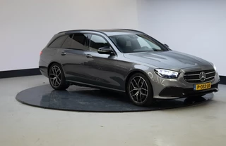 Hoofdafbeelding Mercedes-Benz E-Klasse Mercedes-Benz E-klasse Estate 200 Avantgarde | Night pakket | Schuifdak | 19 Inch |