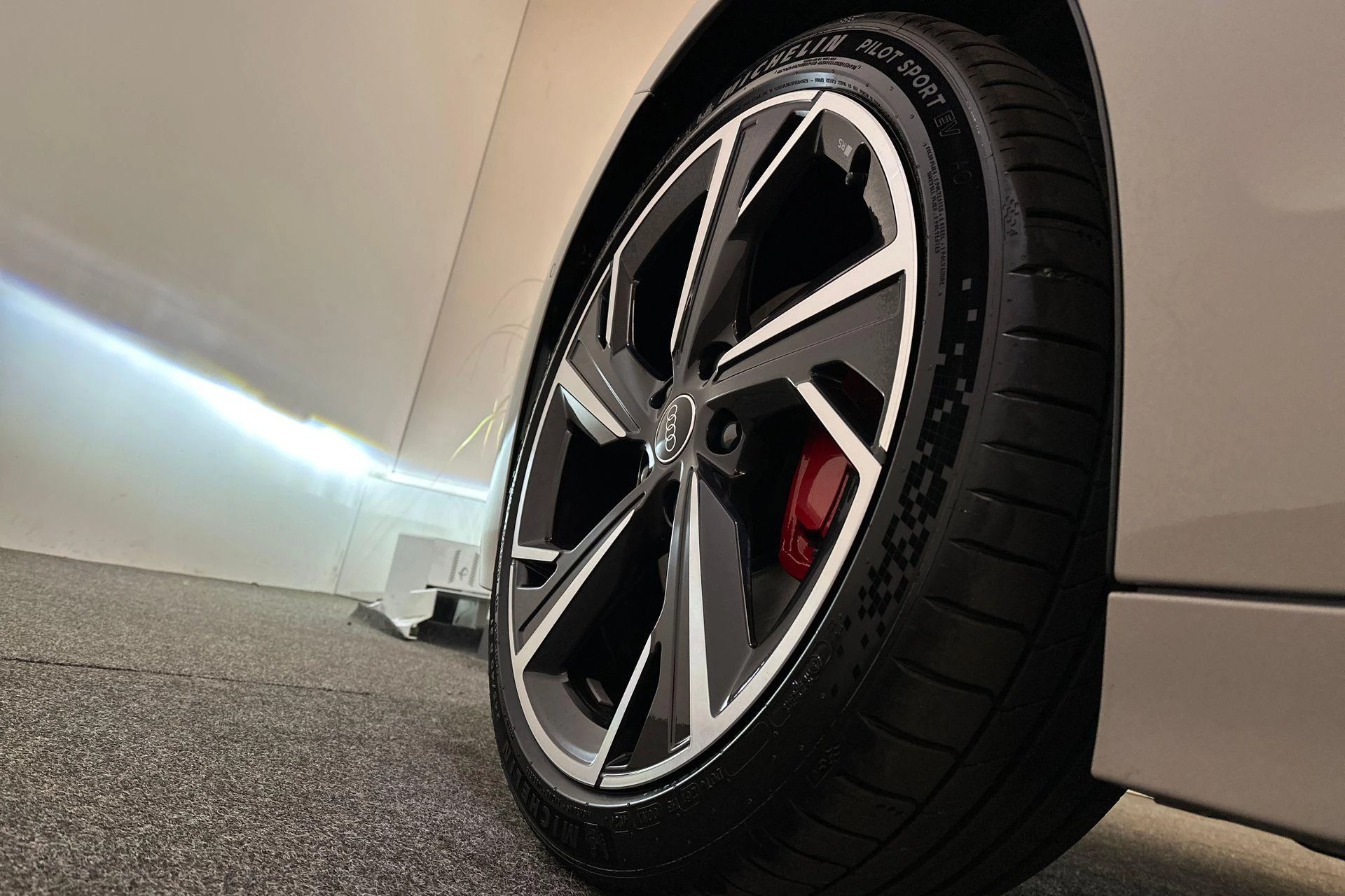 Hoofdafbeelding Audi A6 Avant e-tron