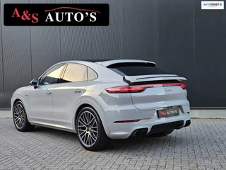 Hoofdafbeelding Porsche Cayenne Porsche Cayenne Coupé 3.0 E-Hybrid Platinum Edition Pano Luchtvering Sportuitlaat Trekhaak 360 camera Sfeer