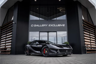 Hoofdafbeelding Ferrari 812 Superfast Ferrari 812 Superfast 6.5 V12 HELE - 7 Years Genuine Maintenance | Manufacturer's warranty | Passenger Display | Lift l Black on Black